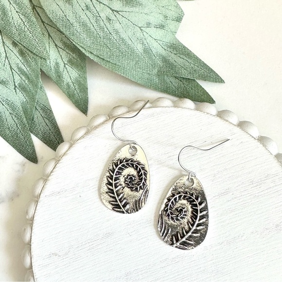 2/$30🌵 Rustic Minimalist Curled Fern Silver Leaf Earrings Boho Dangle Botanical - Picture 1 of 9